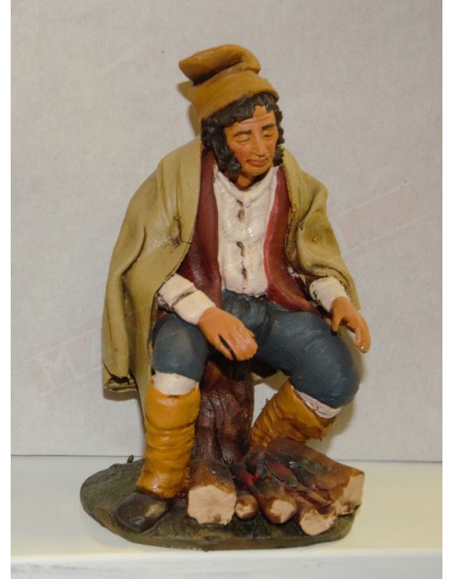 Statuina cm 20 pastore seduto con fuoco per presepe in terracotta dipinta a mano