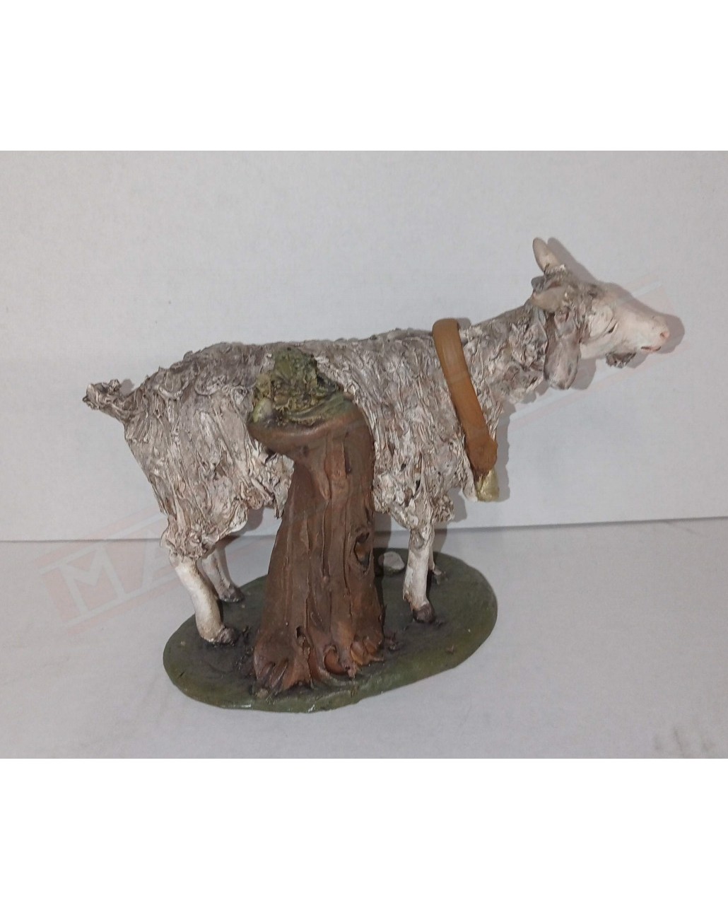 Capra grigia in piedi appoggiata al tronco media fatta a mano in terracotta dipinta a mano per presepe da 19 a 30 cm