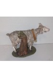 Capra grigia in piedi appoggiata al tronco media fatta a mano in terracotta dipinta a mano per presepe da 19 a 30 cm