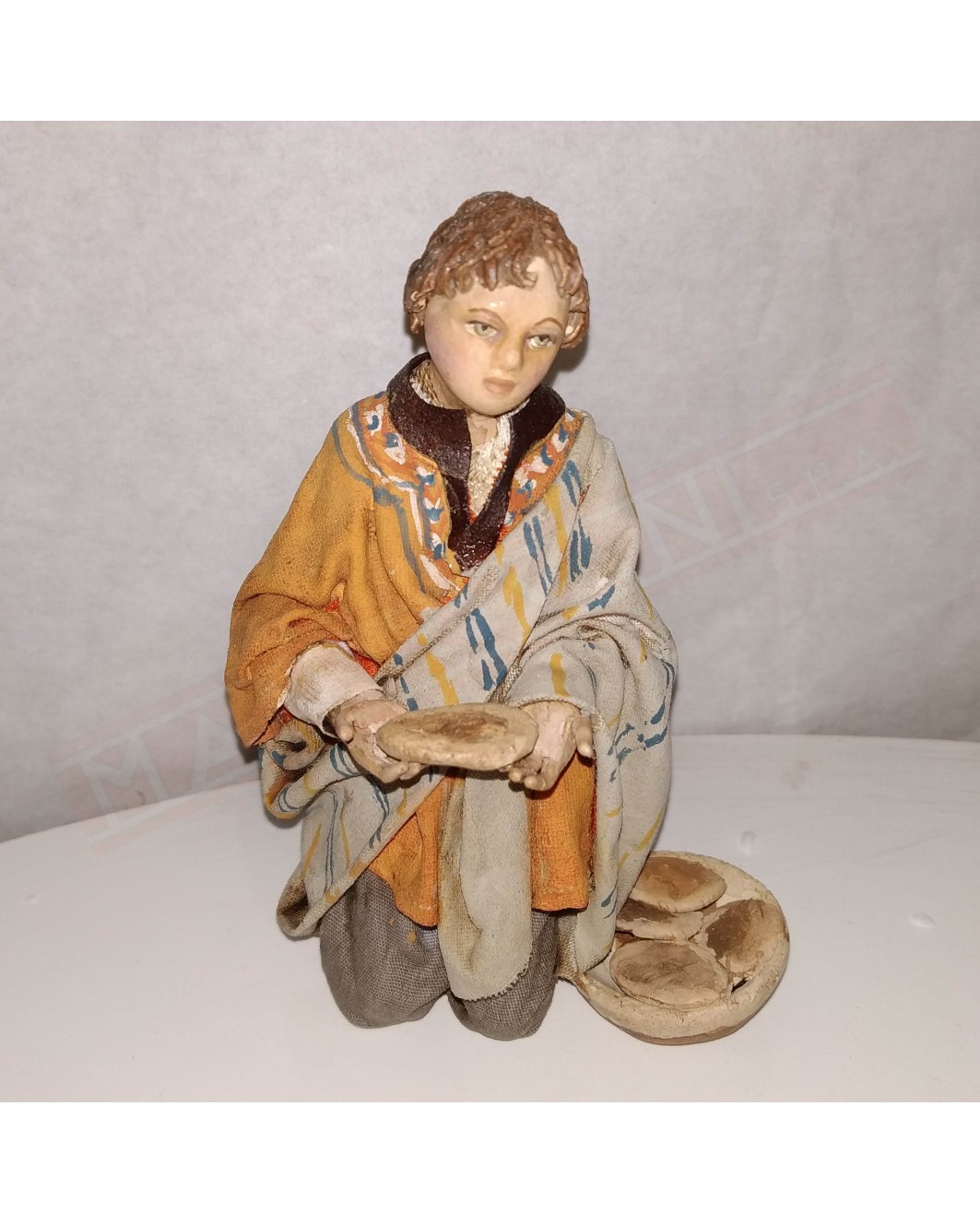 Angela Tripi bimbo in ginocchio che offre pane. Statuina da collezione per presepe cm 18.