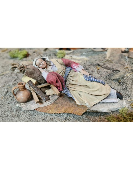 Donna sdraiata che dorme con anfora e legna capolavoro di Angela Tripi